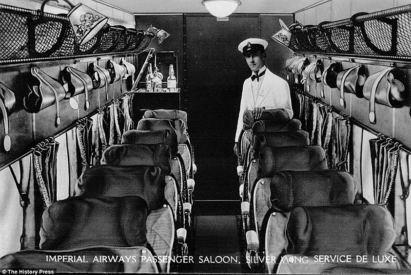 В 1920-е и 1930-е годы полет на самолете могли себе позволить лишь представители элиты, поэтому салоны самолетов были оборудованы максимально роскошно: мягкие кресла с подушечками и подставками для ног, бархатные шторки на окнах и услужливый стюард, всегда готовый предложить что-нибудь покрепче