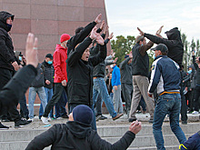 Митингующие в Бишкеке устроили массовую драку