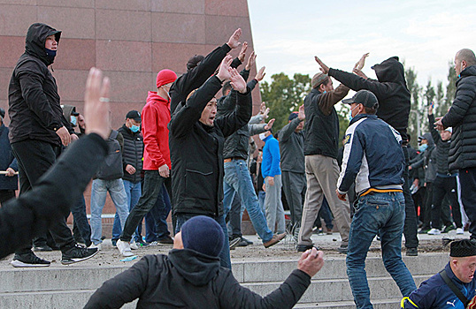 Митингующие в Бишкеке устроили массовую драку