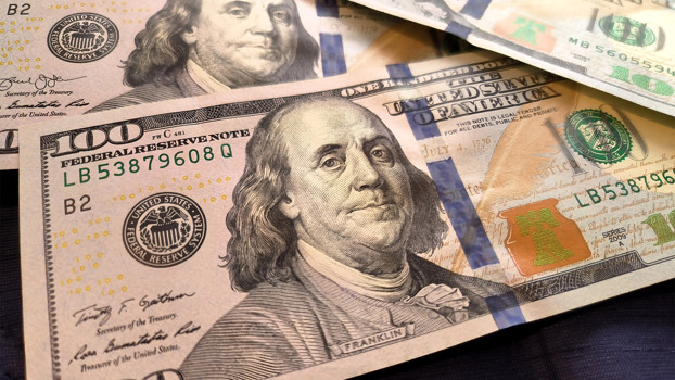 Сбер начал выдавать доллары нового образца