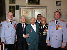 Парадом у дома поздравили полицейские Челябинской области ветеранов с 80-летием Победы