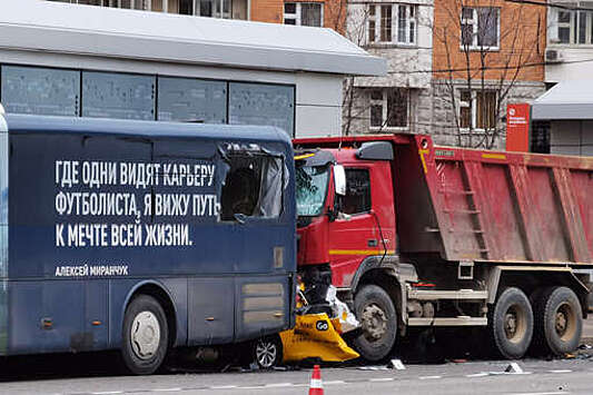 Водитель самосвала, раздавившего такси в Москве, попросил в суде прощения у всех