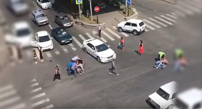 Массовая драка на перекрестке попала на видео во Владикавказе