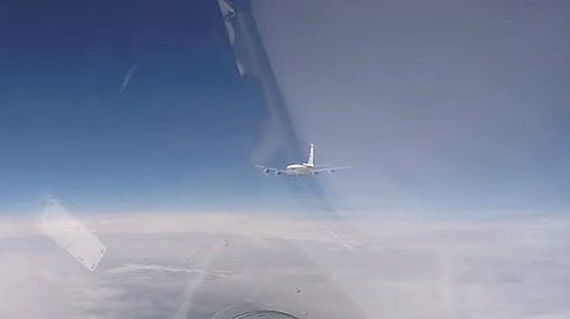 Появилось видео перехвата Су-27 самолетов-разведчиков