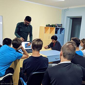 Основатель проекта «Школа слова» Екатерина Новожилова провела мастер-класс для волонтеров гостеприимства КМВ