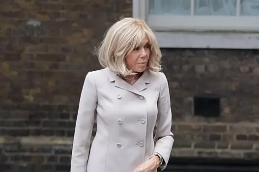 Жена Макрона показала средний палец