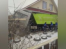Фура врезалась в жилой дом в Нижегородской области