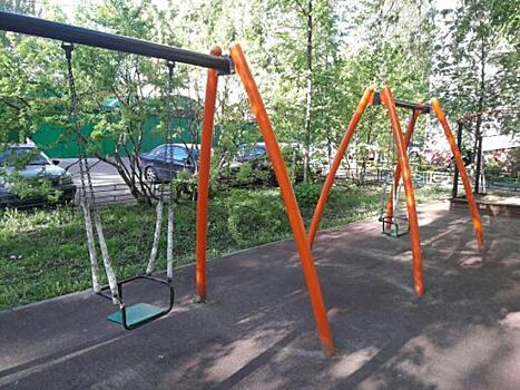 В одном из дворов по Старомарьинскому шоссе починили качели