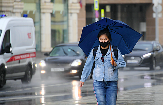 Россиянам объяснили, как носить маску в дождь