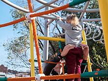 Красноярская воспитательница подает плохой пример детям, оренбурженка угрожает взорвать дом: главные события в регионах