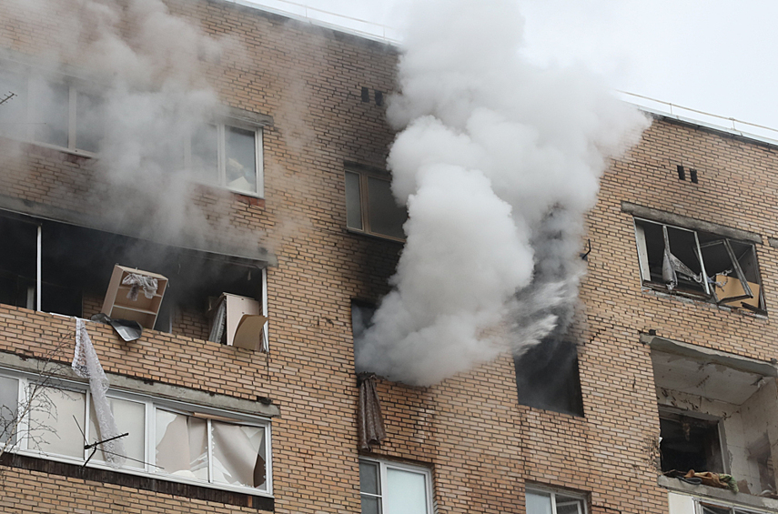 Утром в пятницу в Химках в жилом девятиэтажном доме на восьмом этаже произошел взрыв бытового газа, после чего начался пожар.
