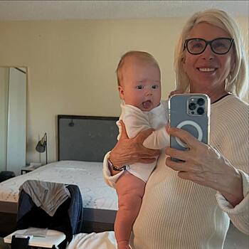 Алёна Свиридова впервые показала свою маленькую внучку: «Я ей пою колыбельные»