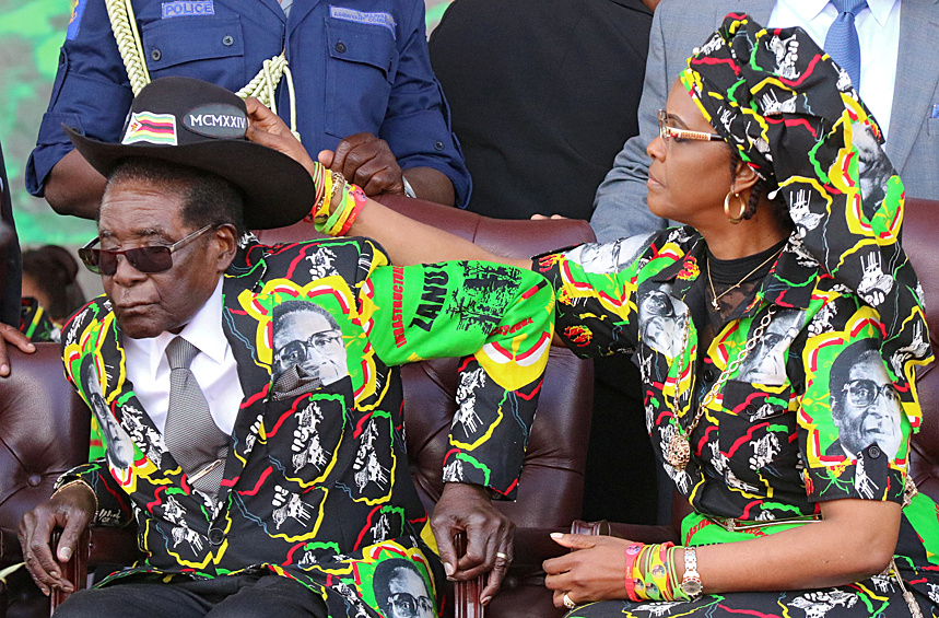 93-летнего президента Зимбабве Роберта Мугабе и его молодую жену заключили под стражу