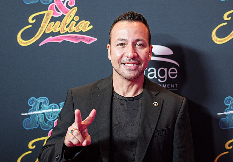 Хоуи Дороу на красной дорожке немецкой премьеры бродвейского мюзикла «& Джульетта» на сцене Operattenhaus, 2024 год