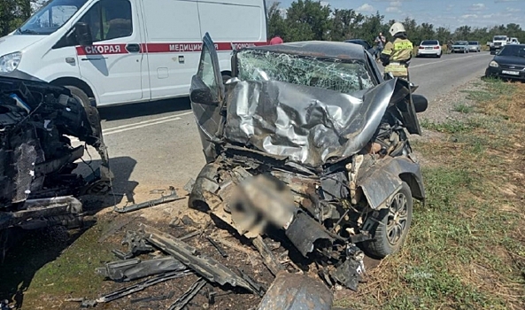 Один человек погиб и трое пострадали в лобовом ДТП на трассе под Волгоградом