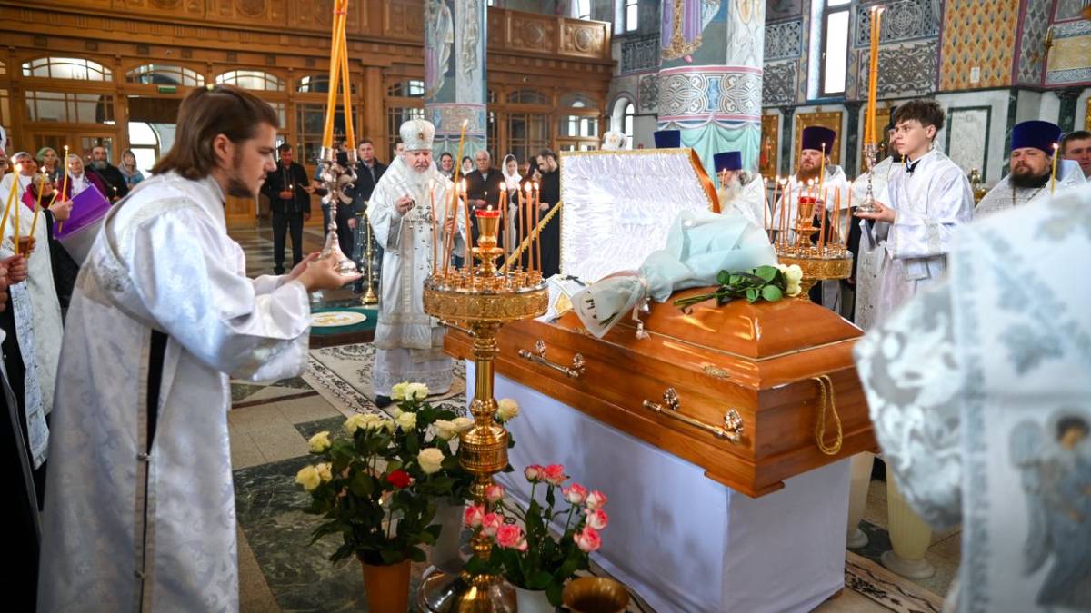 Брянский митрополит отслужил 21-летнего сына священника