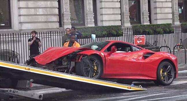 Ferrari 488 GTB разбили в жесткой аварии с автобусом