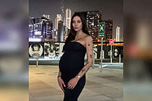 Беременная модель Карина Истомина снялась в облегающем платье на отдыхе в Дубае