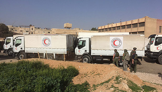 Сирийский красный полумесяц доставил в Дераа 17 грузовиков с гумпомощью