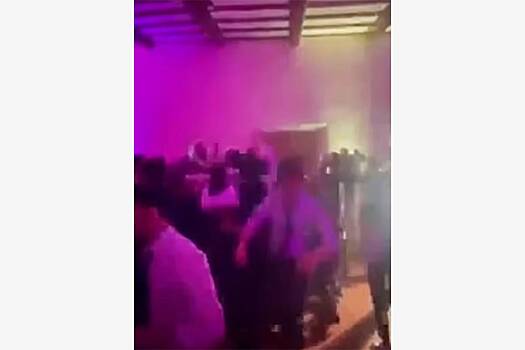 Под пляшущими на свадьбе женихом и невестой провалился пол