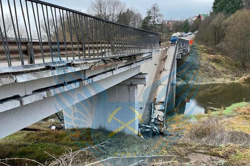 Mash: Жители ранее жаловались властям на состояние рухнувшего моста