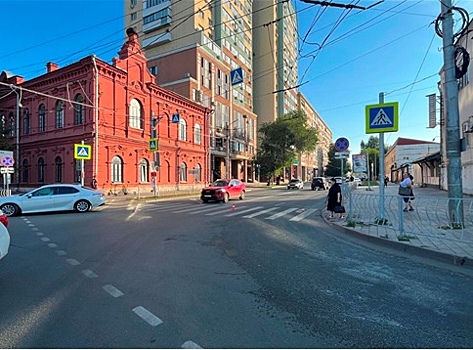 В Самаре кроссовер сбил пожилую женщину на светофоре