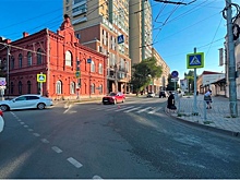 В Самаре кроссовер сбил пожилую женщину на светофоре