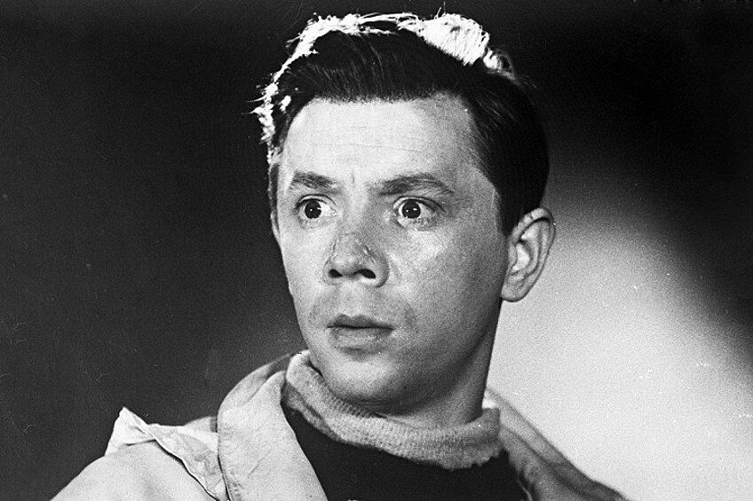 Олег Анофриев родился в 1930 году, он с детства занимался вокалом, а в 13 лет поступил в театральный кружок. После окончания школы Олег поступил в Школу-студию МХАТ, окончив которую, был направлен актером в Центральный детский театр. В 1955 году Анофриев исполнил первую роль в кино — в короткометражной ленте "Секрет красоты". 