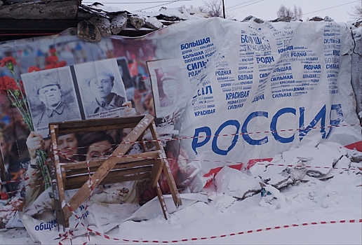 Неизвестные прикрыли развалины в Кемерове портретами ветеранов