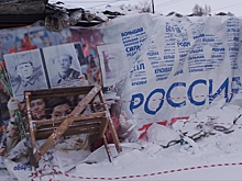 Неизвестные прикрыли развалины в Кемерове портретами ветеранов