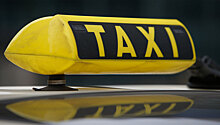 Сломал нос и ногу: таксист напал на девушку