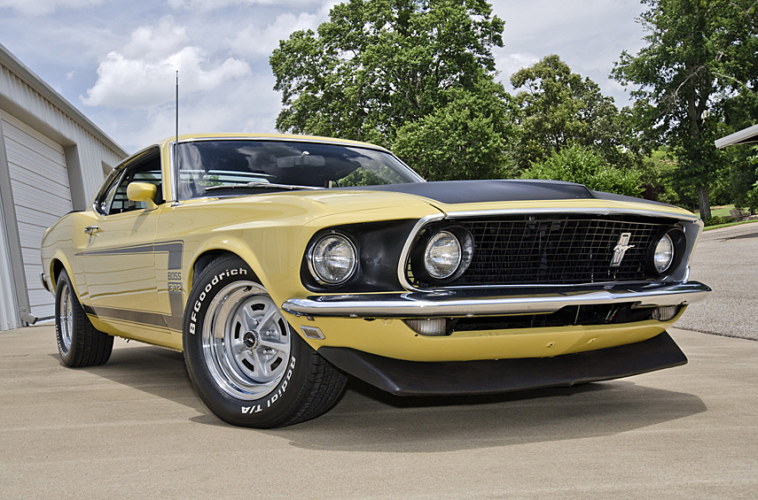 Mustang Boss 302. В эпоху классических маслкаров 4,9-литровая «восьмерка» казалась вообще выбором тех, кто боится по-настоящему зверских тачек. Шутка ли, «Мустанг» первого поколения можно было заказать с семилитровым мотором! Но Boss 302 это не касается! Он проиграл бы дрэг-битву маслкару со здоровенным V8, зато накромил бы его пылью на извилистой дороге. Да-да, перед вами американский автомобиль, умеющий поворачивать!