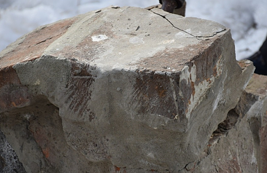 Рабочие начали снимать старый туф на набережной в Саратове