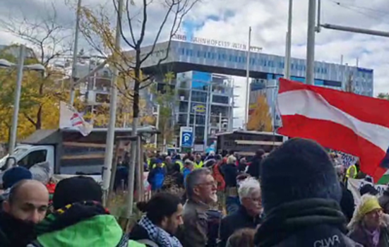 В Вене началась демонстрация против милитаризации ЕС и конфликта с Россией