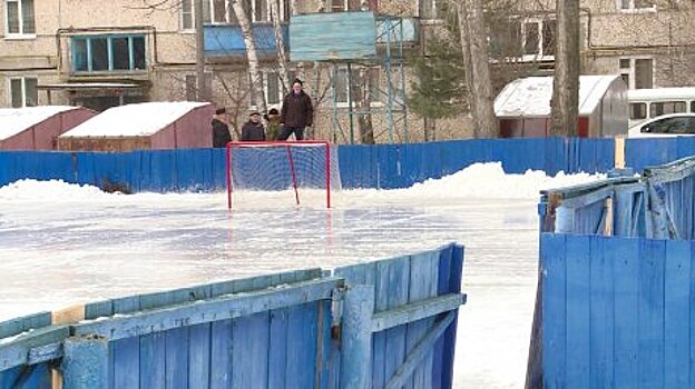 На спортивной площадке на улице Тарханова залили лед