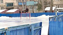 На спортивной площадке на улице Тарханова залили лед