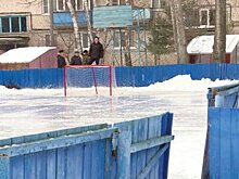 На спортивной площадке на улице Тарханова залили лед