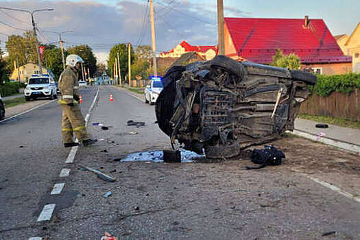 Хетчбэк Opel Astra несколько раз перевернулся и врезался в жилой дом в Тверской области