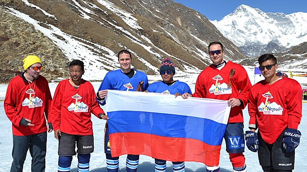 Чемпион России сыграл в хоккей на высоте 5000 метров. Мировой рекорд установили у подножья Эвереста