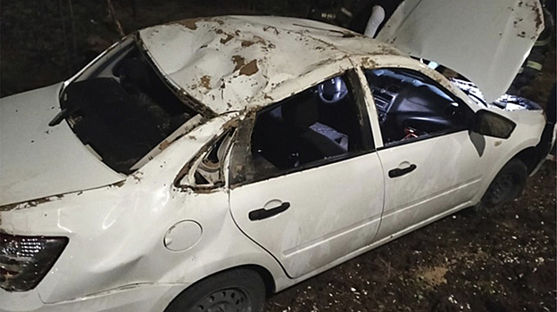 На Ямале легковушка улетела в кювет и перевернулась