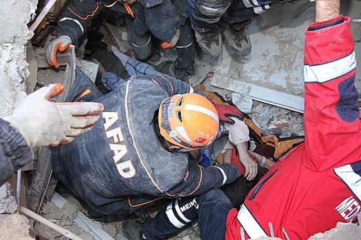 Ребенка спасли спустя сутки из-под обломков в Турции
