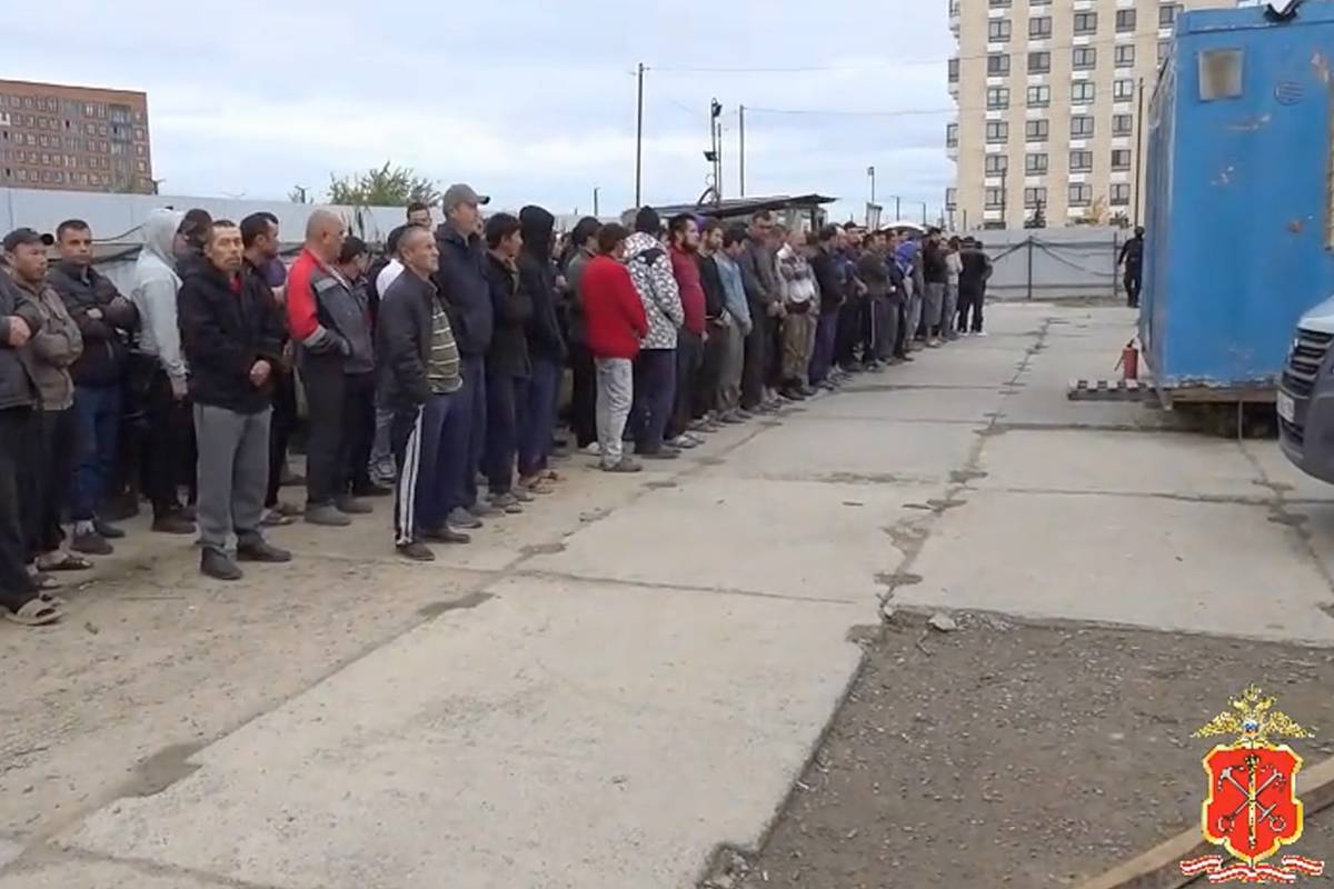 Строй из сотни задержанных на российской стройке мигрантов попал на видео