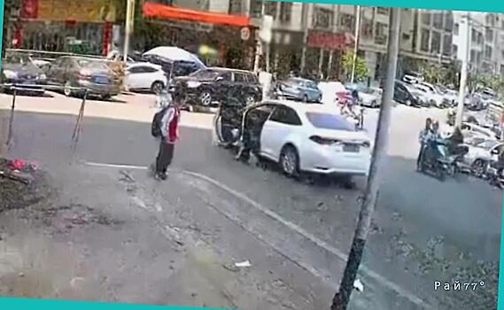 Владелица легковушки выпала из автомобиля, пытаясь остановить его
