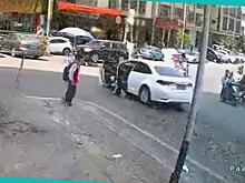Владелица легковушки выпала из автомобиля, пытаясь остановить его