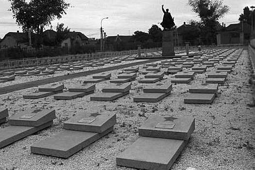 В венгерском Эркене открыли мемориал на месте 10 братских могил советских воинов