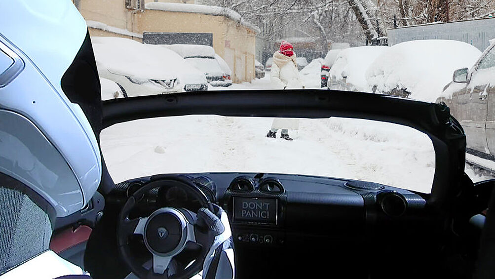Tesla Roadster Илона Маска в Москве после снегопада (коллаж)