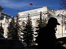 ЦБ принял неожиданное решение по переводам валюты за рубеж для россиян