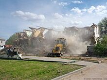 Утопили в реке. Как в Калаче сносят аварийные дома и куда девают мусор?