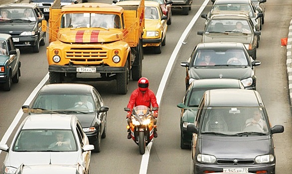 Мотоциклистам запретят ездить между рядами
