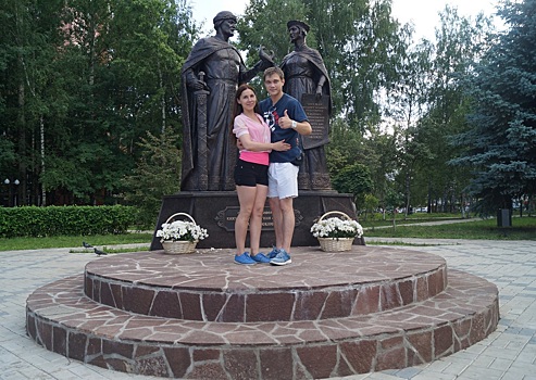 Нижегородцы получили бесплатную фотосессию на фоне памятника Петру и Февронии
